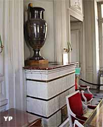 Hôtel de la Marine - Antichambre carrelée, poêle en faïence (XVIIIe s.) et vase Empire en céramique de Sarreguemines