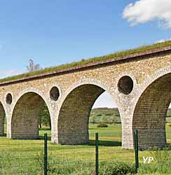 Aqueduc des 79 arches (Aqueduc de l'Avre) (doc. Yalta Production)