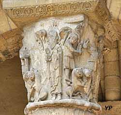 Tour Charlemagne, chapiteau historié de la collégiale