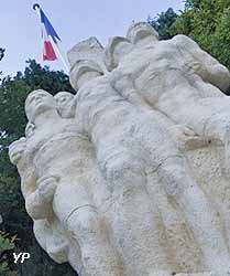 Monument érigé dans la carrière en mémoire des Fusillés de Châteaubriant (doc. Patrice Morel)