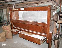 La bluterie récupère et tamise la farine provenant de la meule