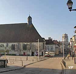Tonnerre, l'Hôtel Dieu et l'église Notre-Dame au second plan (doc. Yalta Production)