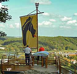 Camp romain - installation du drapeau (doc. Val d'Ardenne tourisme)