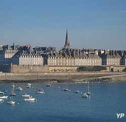 Saint-Malo Intra-Muros vu de la Mer (doc. Servane Combabessou)