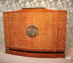 Bahut dit Meuble Elys&eacute;e (marqueterie de loupe d&rsquo;amboine vernie et ivoire sur b&acirc;ti de ch&ecirc;ne et tulipier, bronze argent&eacute;, 1920 - Jacques-Emile Ruhlmann)