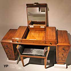 Coiffeuse et son tabouret en laque Duco (1926, Paul Follot)