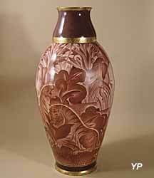 Vase Aubert N&deg; 40 - Chasse au tigre ; cama&iuml;eu rose (porcelaine, Jean Beaumont, Henri-Joseph Lasserre, F&eacute;lix Aubert) (doc. MN-Grand Palais (S&egrave;vres, Cit&eacute; de la c&eacute;ramique) - Martine Beck-Coppola)