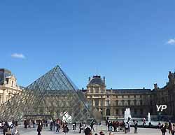 pyramide du Louvre et cour Napoléon