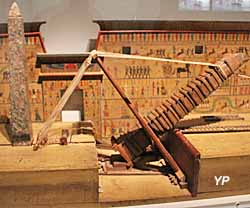 Maquette de l'abattage de l'ob&eacute;lisque occidental du temple de Louxor - collection particuli&egrave;re