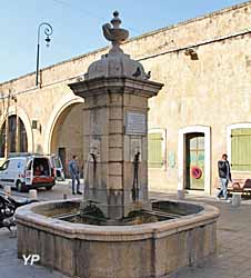 Ville d'Antibes - fontaine érigée en reconnaissance au colonel Louis d'Aguillon.