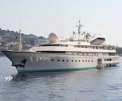 Cannes - yacht avec son hélicoptère
