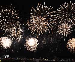 Cannes - feu d'artifice sur la baie de Cannes