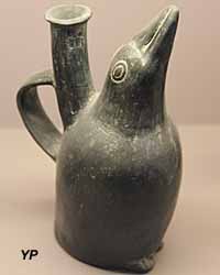 Musée de la Castre - vase en forme d'oiseau (culture Chimu-Inca)