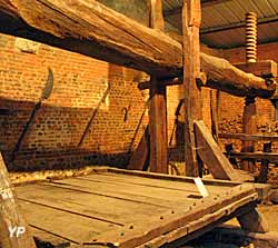 Maison des Traditions Normandes - pressoir longue éteinte du 17° Siècle