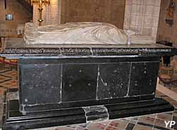 Collégiale Notre-Dame - tombeau du pape Clément V