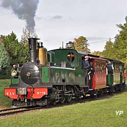 Musée des tramways à vapeur et des Chemins de fer secondaires français - train à vapeur au départ du musée