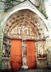 portail de l'église Notre-Dame de Villeneuve-l'Archevêque (doc. Yalta Production)