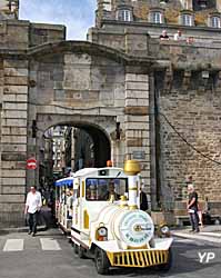 Les remparts au dessus de la Plage de Bon Secours