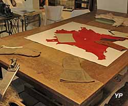 Musée du chanvre et de la ganterie - table de coupeur (doc. Patrimoine Cognac-la-Forêt)