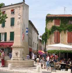 Saint-Rémy-de-Provence - fontaine de la Trinité