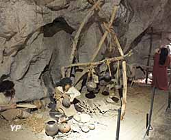 Château-musée de Bélesta - reconstitution de scène de la vie des Hommes du néolithique dans le musée (Château-musée de Bélesta)