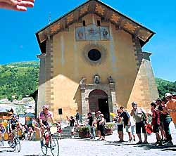 course cycliste devant l'église de Valloire (doc. OT Valloire)