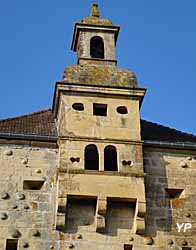 Château de Bougey - clocheton sur bretèches et effets de bossage