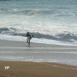 surfeur sur la plage d'Anglet (doc. Yalta Production)