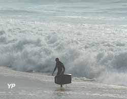surfeur sur la plage d'Anglet (doc. Yalta Production)