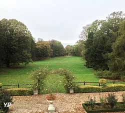 Château d'Hendecourt-lès-Cagnicourt - Grande pelouse