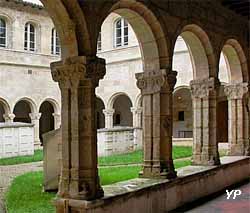 Ancien couvent de l'Annonciade - cloître du couvent, en son centre : Cinq immeubles de banlieue (Julian Opie, 1995; Patrick Lemaitre, Drac Aquitaine, 2005 Cloître du couvent, en son centre : Cinq immeubles de banlieue, Julian Opie, 1995; Patrick Lemaitre, Drac Aquitaine, 2005)