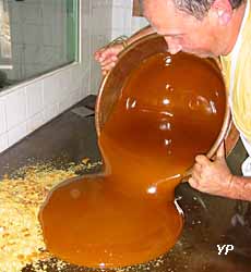 Musée du miel - travail à la confiserie