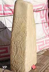 Musée d'Anthropologie Préhistorique - Pierre à cerfs (stèle gravée, Mongolie)