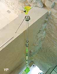 Donjon de Gouzon - baromètre installé au cœur du donjon