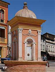 Visite de Samatan - place de la Fontaine