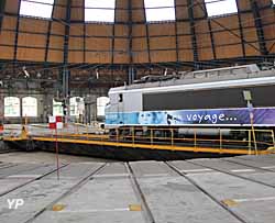 Rotonde ferroviaire - motrice entrant sur la plaque tournante