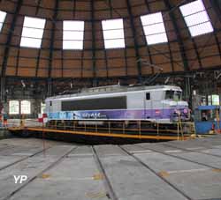 Rotonde ferroviaire - motrice sur la plaque tournante