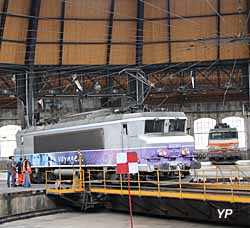 Rotonde ferroviaire - motrice sur la plaque tournante
