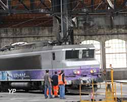 Rotonde ferroviaire - motrice sur la plaque tournante