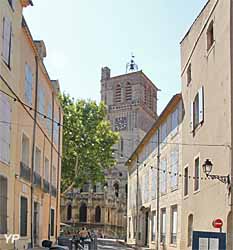 Visite de Béziers - rue du vieux Béziers (doc. Yalta Production)