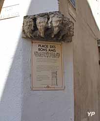 Visite de Béziers - les Cinq têtes, place des Bons amis