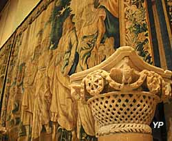 Trésor de la cathédrale Saint-Jean - chapiteaux byzantins devant tapisserie des Flandres