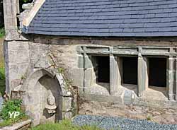 Chapelle de Saint-Philibert de Lanvern - ossuaire et fontaine