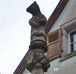 Dambach-la-Ville - Fontaine de l'Ours (1543)