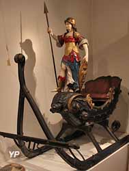 Musée national de la Voiture - traîneau avec statue de Bellone (XVIIIe s.)