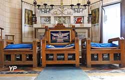 Église Sainte-Radegonde - fauteuils du prêtre et des enfants de choeur