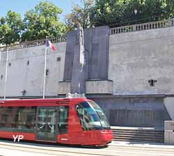Le tramway devant le Monuments aux morts rue André Moinier