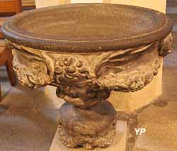 Bénitier en pierre de Volvic (XVIIe s.)