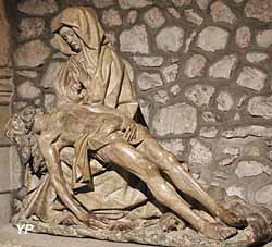  Vierge de Pitié (Pieta) en pierre, (XVe s., MH) (doc. Yalta Production)