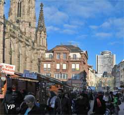 Mulhouse, la place de la Réunion, le temple Saint Etienne et la tour Europe